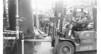 拆除“水上人间”洗浴中心大型燃煤华体会世界杯(中国)科技有限公司及附属设施